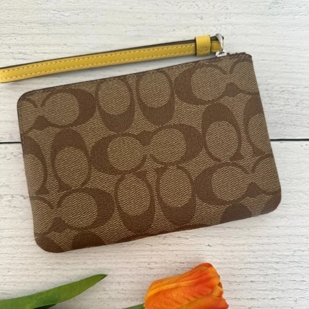NWOT Coach Corner Zip Wristlet Signature Canvas